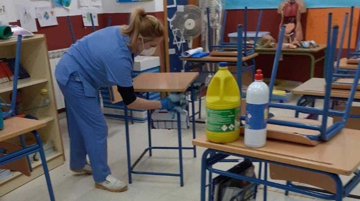 Una trabajadora limpia un colegio de Puente Genil