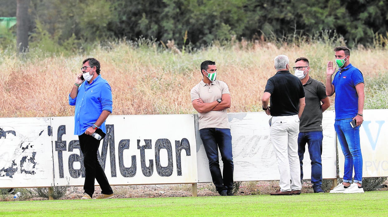 Javier González y los integrantes de la dirección deportiva en la ciudad deportiva