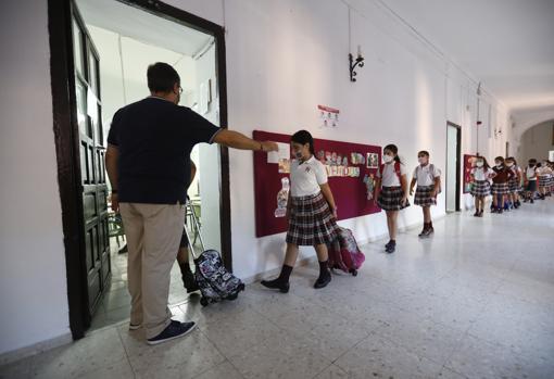 Un profesor hace indicaciones a alumnas para entrar en clase, esta mañana en Córdoba