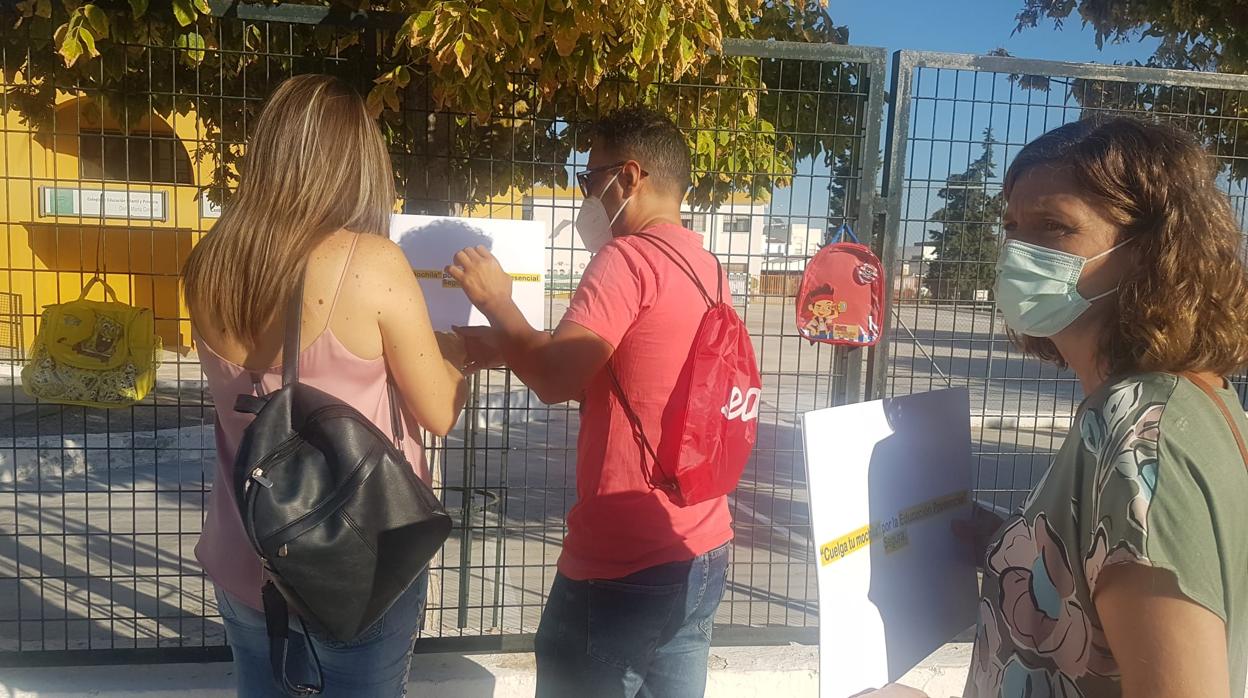 Protesta de padres, ayer en el colegio María Coronel de Aguilar de la Frontera