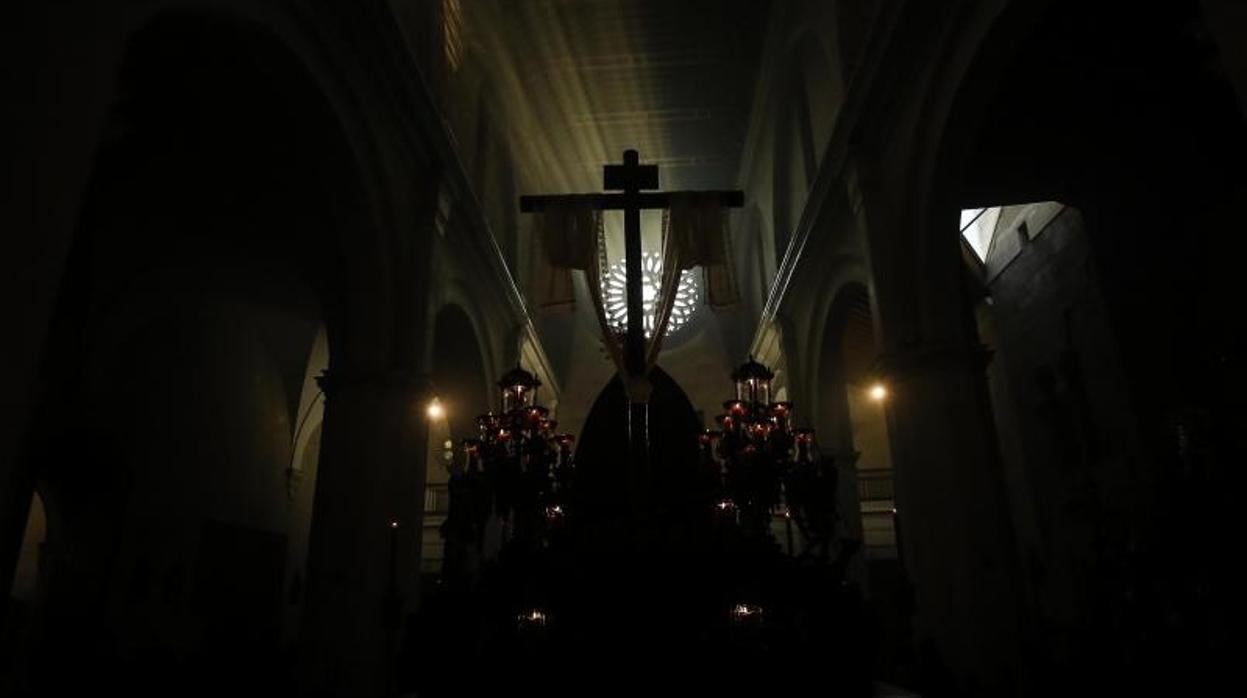 La Virgen de la Soledad, a contra luz, en Santiago