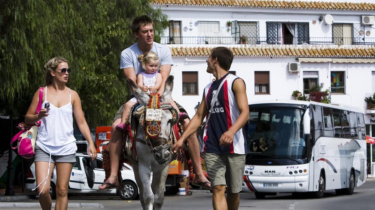 Burro taxis en el pueblo malagueño de Mijas, destino vacacional de muchos europeos