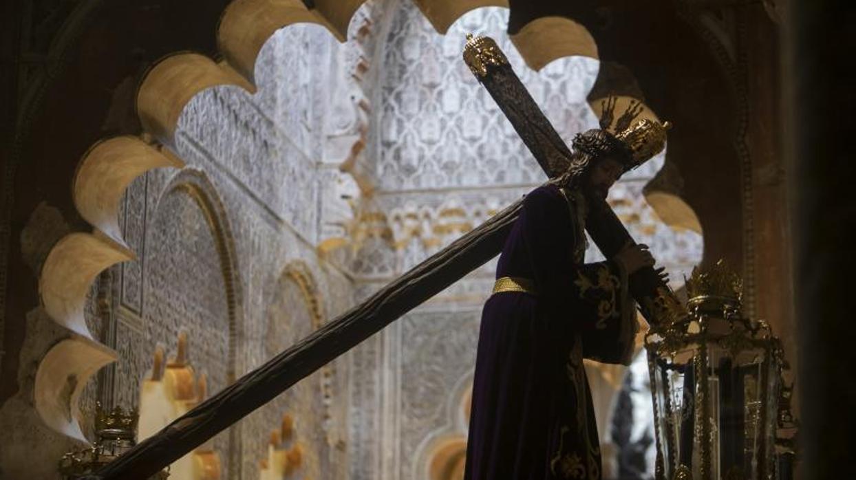 Uno de los nazarenos expuestos en la Mezquita-Catedral de Córdoba