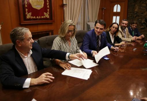 Firma del acuerdo de PP, Cs y Vox para las ordenanzas fiscale en octubre