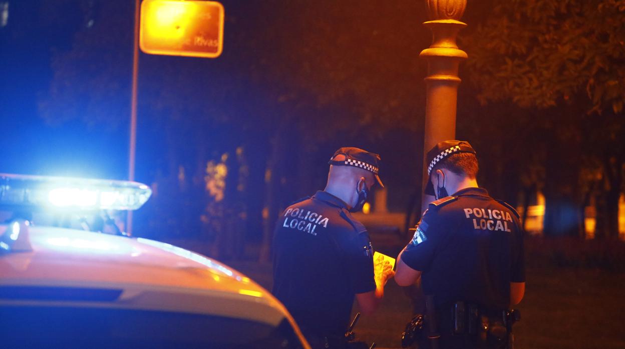 Agentes de la Policia Local durante el turno de noche