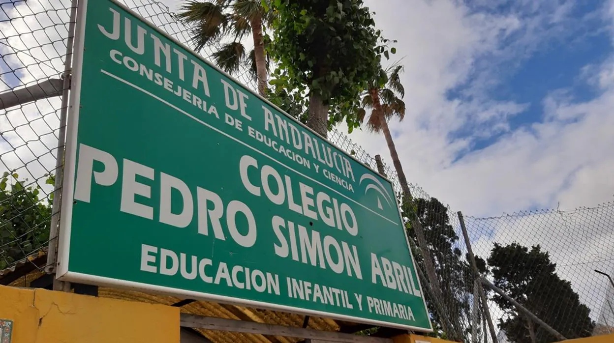 Imagen del cartel del colegio Pedro Simón Abril de La Línea de la Concepción