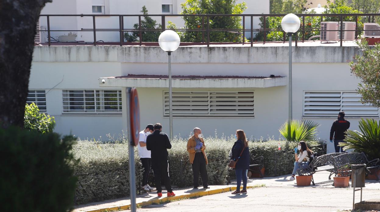 Pacientes con mascarillas frente al hospital Reina Sofía de Córdoba