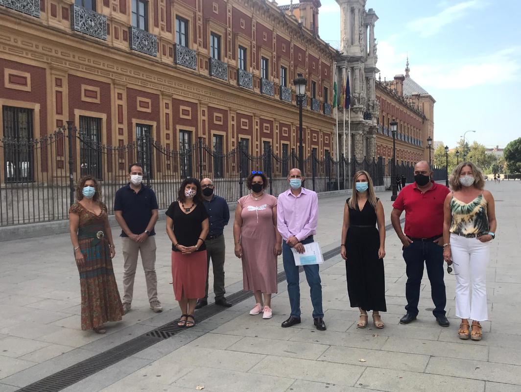 Representantes de los interinos tras entregar su petición en el Palacio de San Telmo