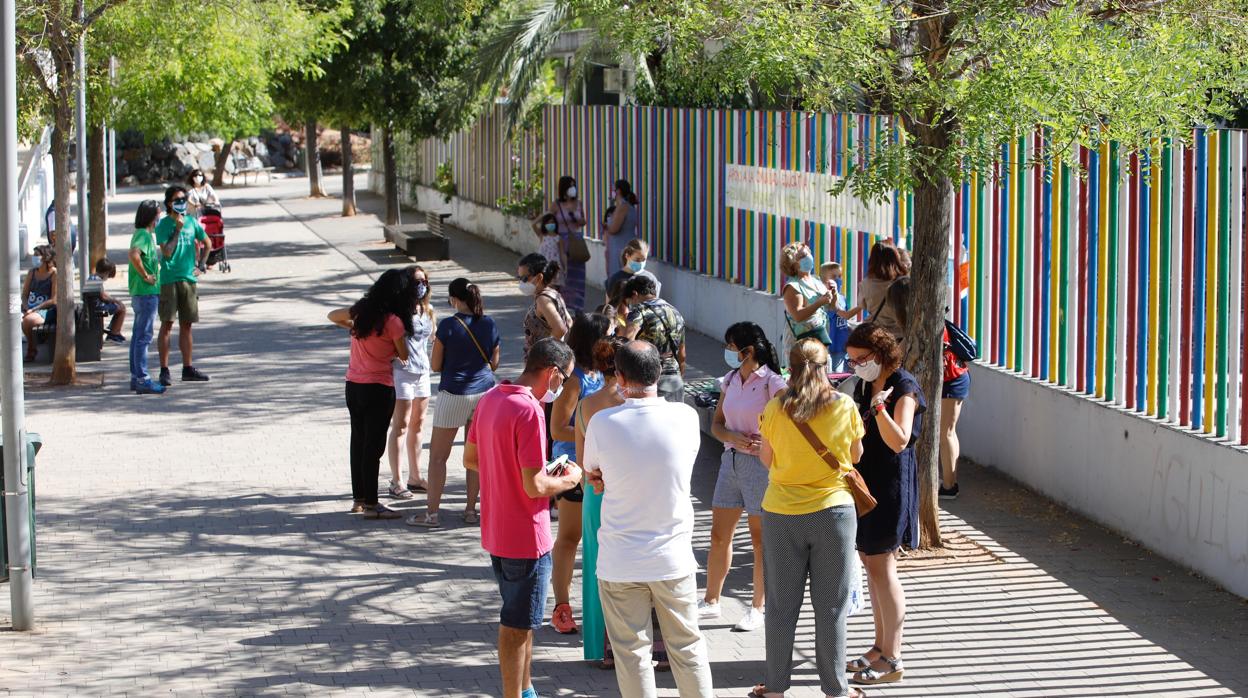 Protesta de padres en un colegio de Córdoba