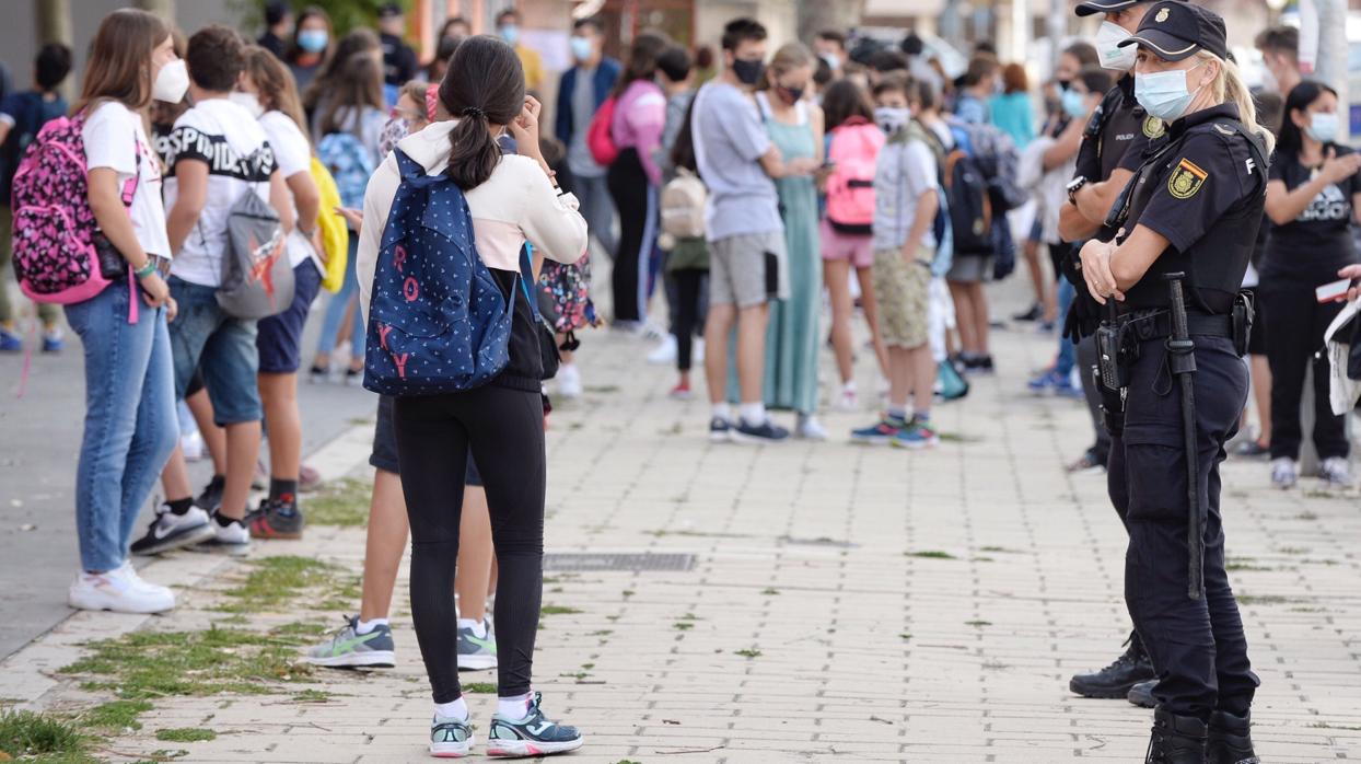 La Policía Nacional ayuda en la entrada de un colegio en los primeros días