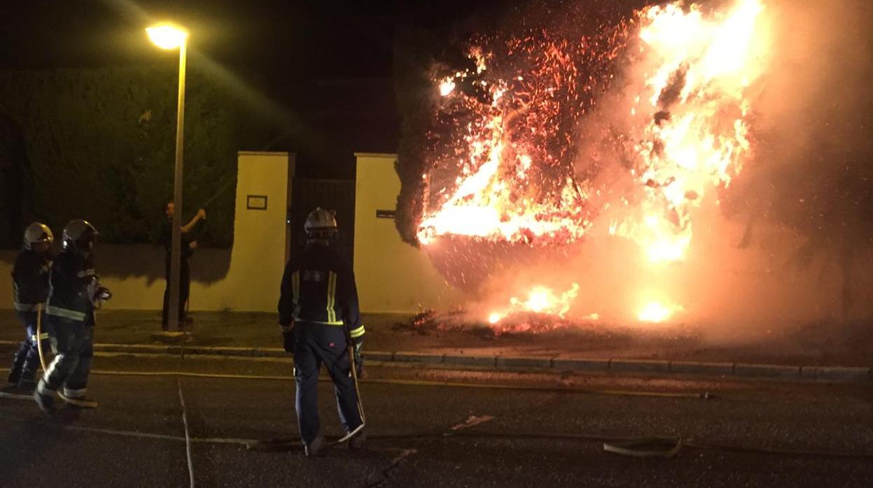 Los bomberos trabajando en uno de los incendios provocados en El Brillante