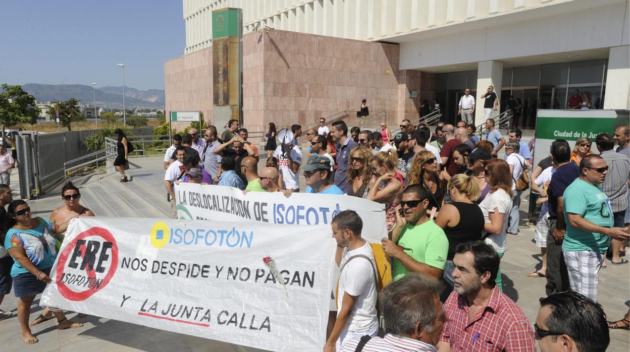 Protesta de trabajadores de Isofotón en la sede judicial de Málaga