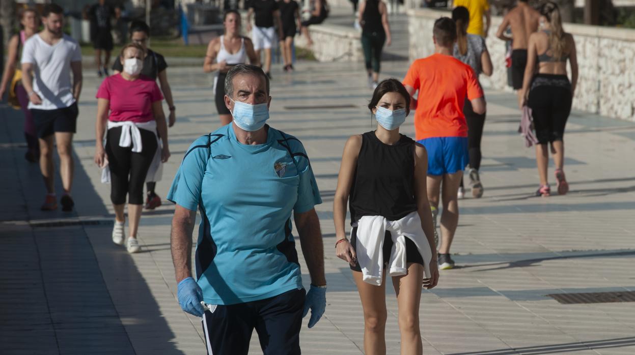 Viandantes con mascarilla pasean en Málaga