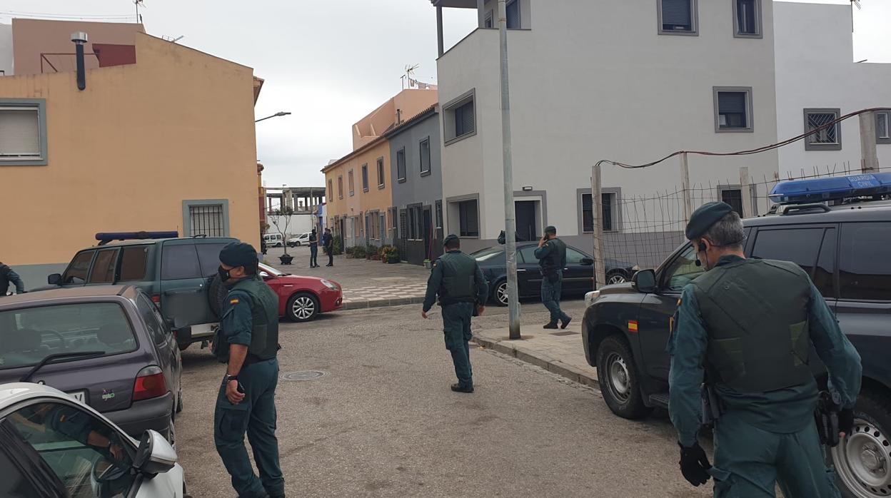 Agentes de la Guardia Civil desplegados este martes en el barrio de La Atunara de La Línea