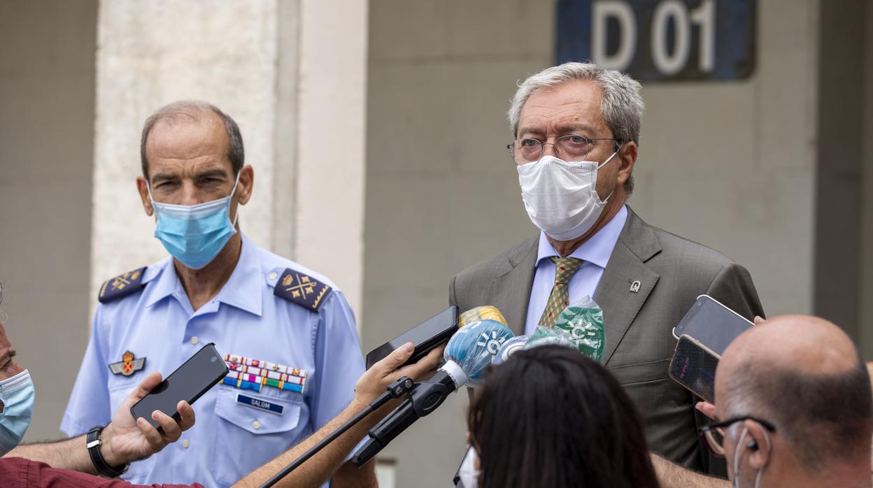 José María Salom y Rogelio Velasco tras la firma del protocolo en el INTA