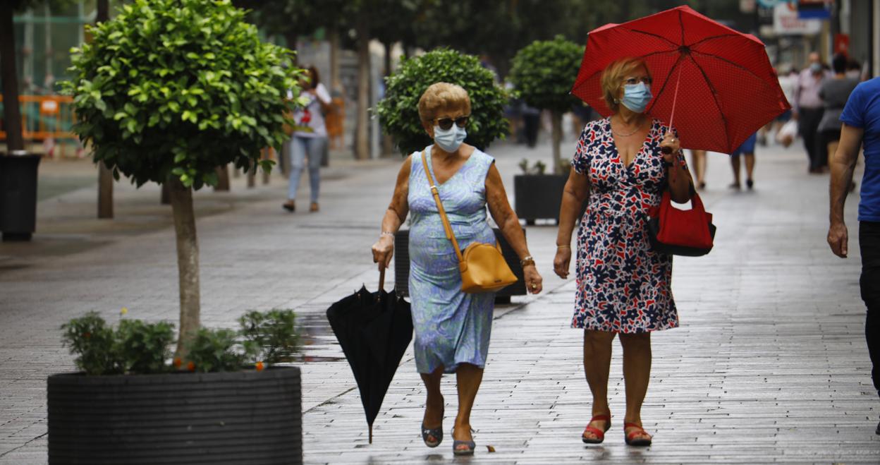 Dos mujeres con paraguas en una jornada de lluvia en Córdoba