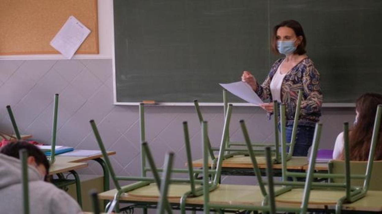 Una docente dando clase en una foto de archivo