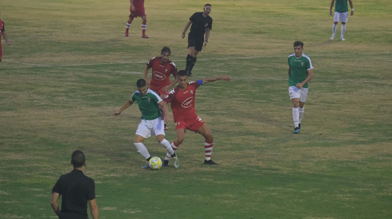 Jesús Álvaro en un lance del juego ante un rival del San Fernando