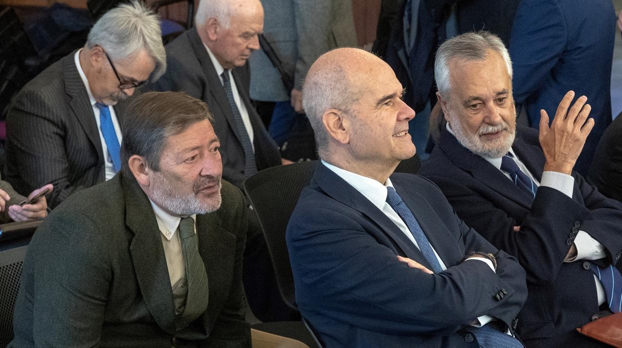 El exdirector general de Trabajo, Francisco Javier Guerrero, junto a los dos expresidentes de la Junta, Griñán y Chaves, en el juicio de los ERE