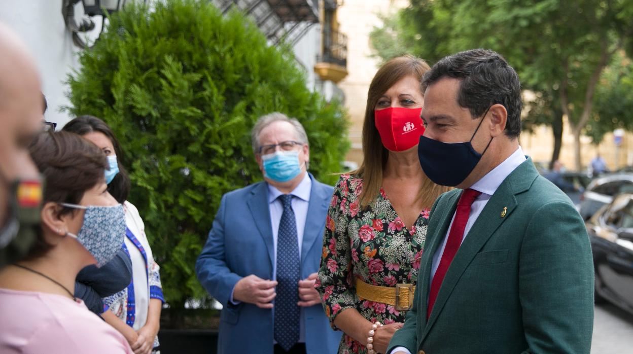 Juanma Moreno durante su visita al Ayuntamiento de Osuna