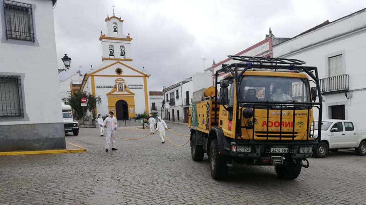 Trabajos de desinfección en Villaviciosa de Córdoba en abril