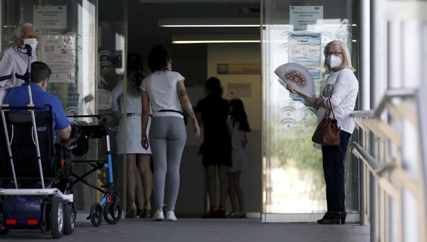 Los médicos atenderán a siete de cada diez pacientes por teléfono en Andalucía