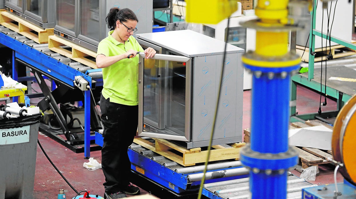 Una trabajadora en una fábrica de Lucena del sector del frío industrial