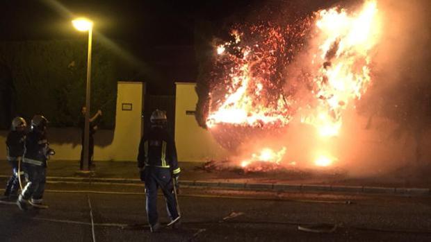 Alarma ante un nuevo incendio en los setos exteriores de una vivienda de El Brillante en Córdoba