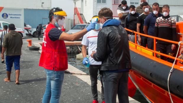 El Gobierno se desentiende de los inmigrantes en cuarentena que llegan a las costas de Andalucía