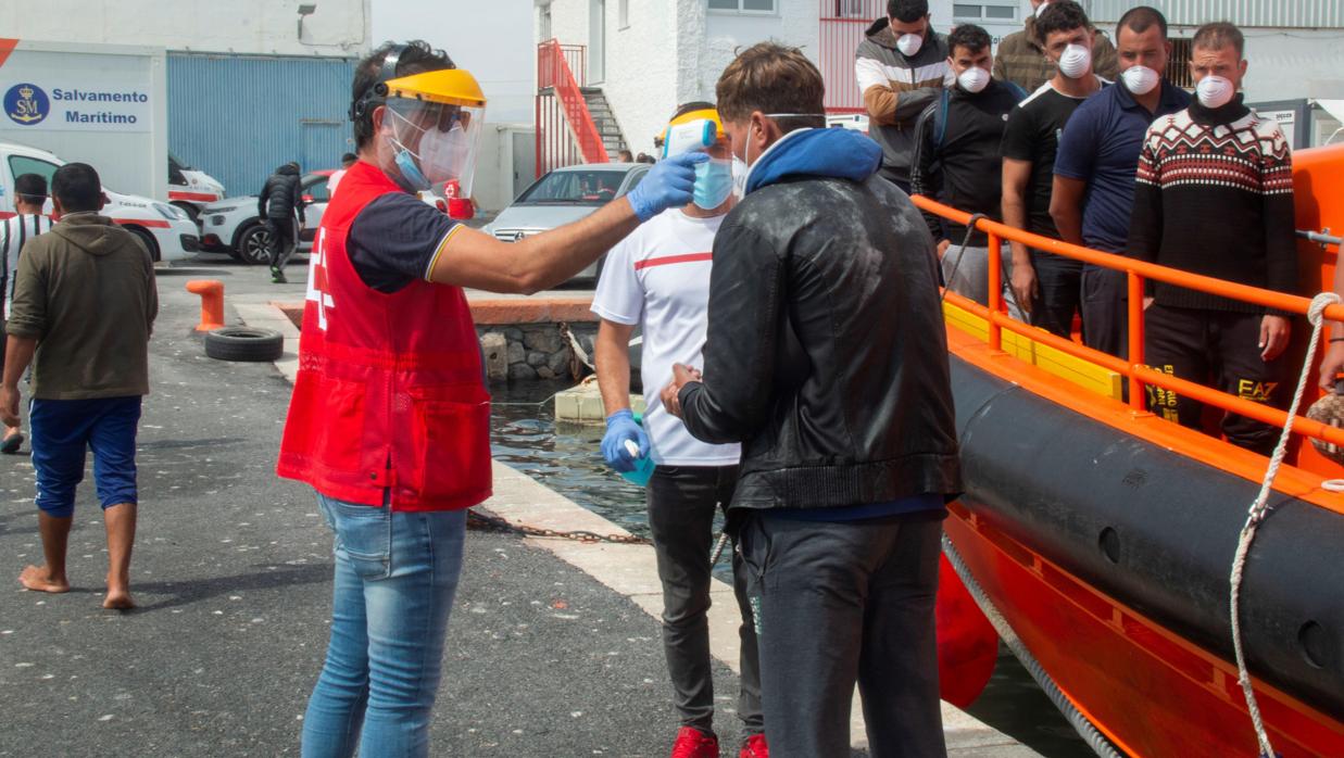 Personal sanitario toma la temperatura a doce inmigrantes de origen magrebí en Motril