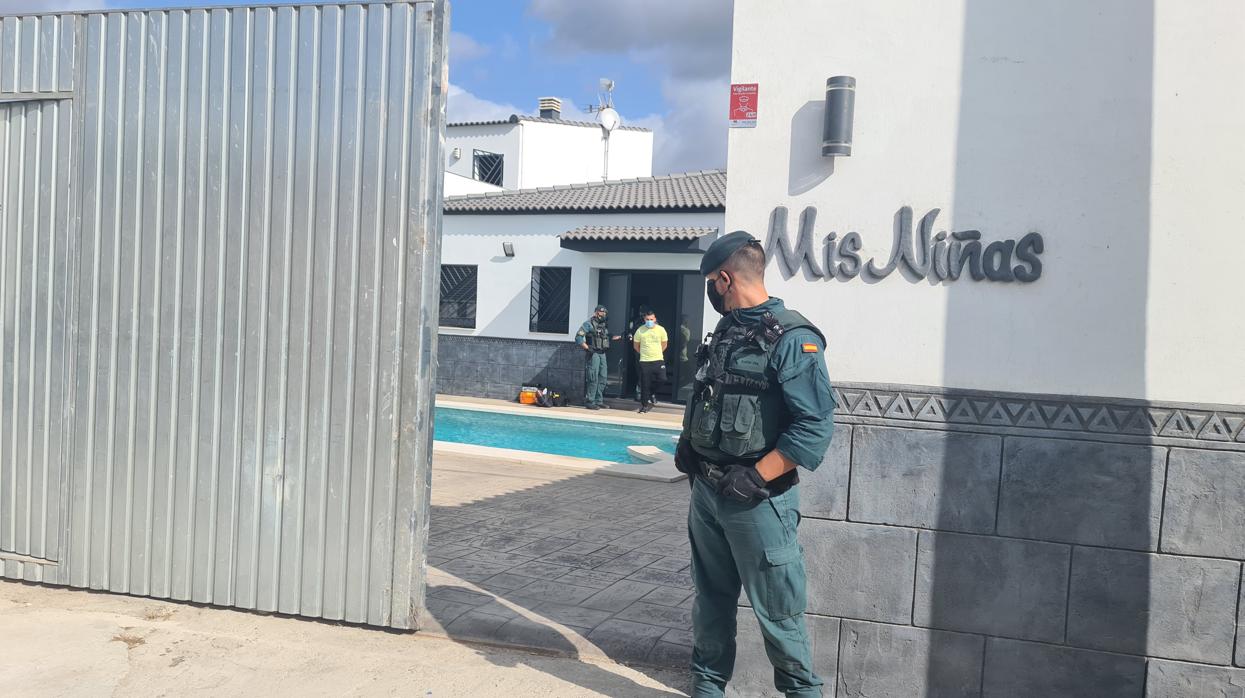 Momento en que sale el detenido en el registro realizado en esta vivienda de La Línea de la Concepción