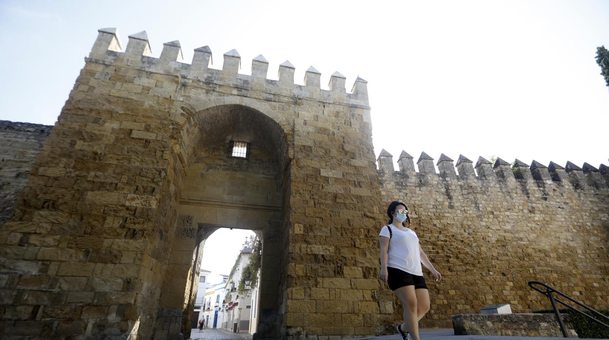 Una mujer delante de la Puerta que se abre a San Basilio