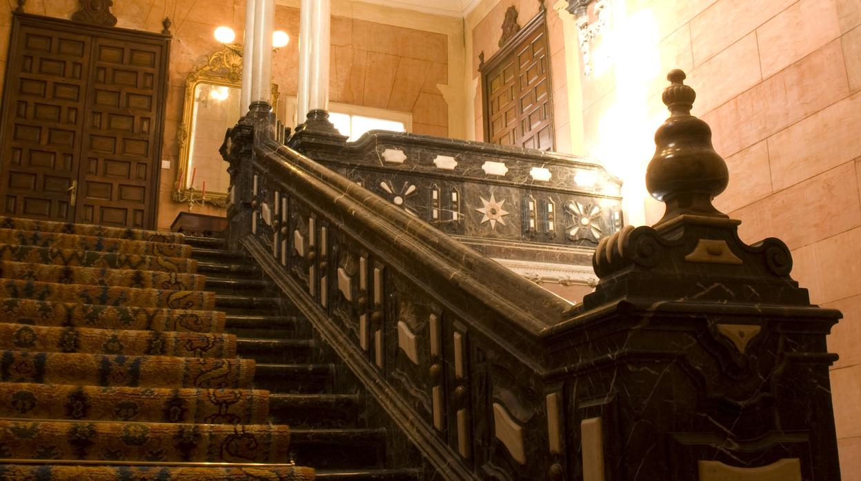 Escalera de piedra negra de la casa del Conde de Torres Cabrera