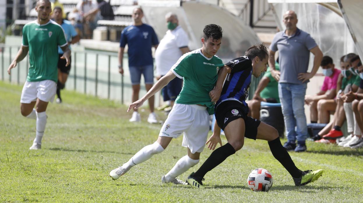 Luismi pelea con un rival en el Juventud Torremolinos-Córdoba CF de este domingo