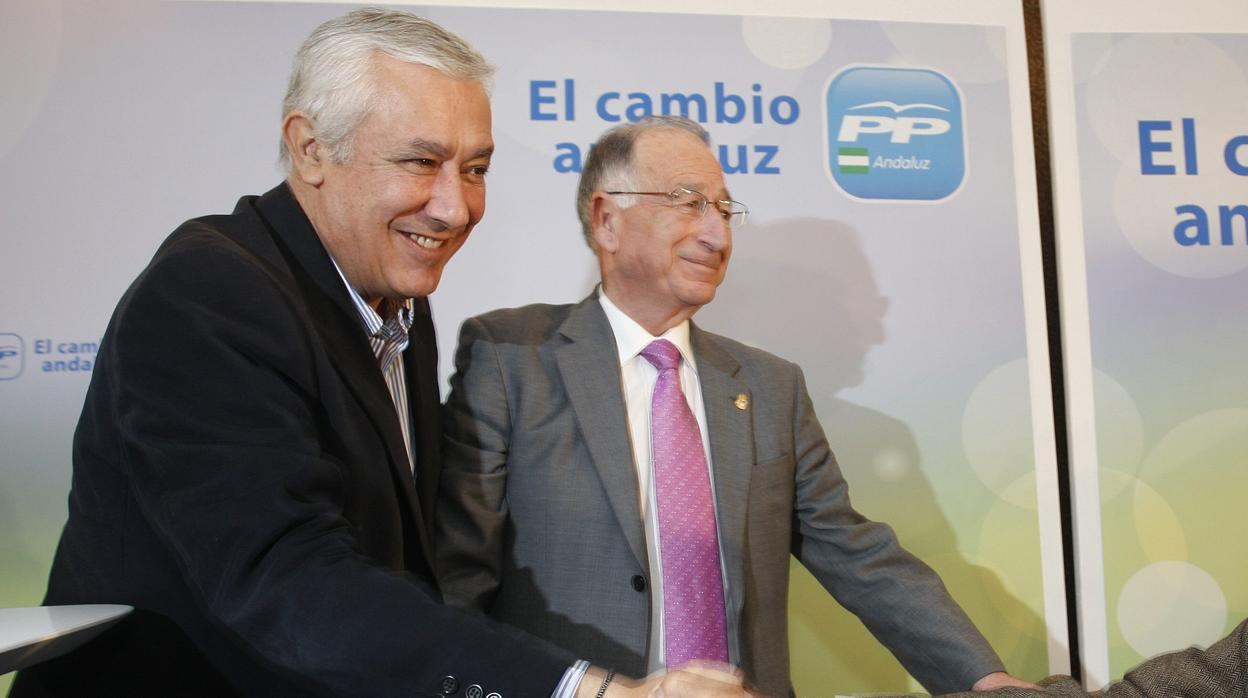 Javier Arenas, a la izquierda, y Gabriel Amat, a su lado, saludan a un simpatizante del PP