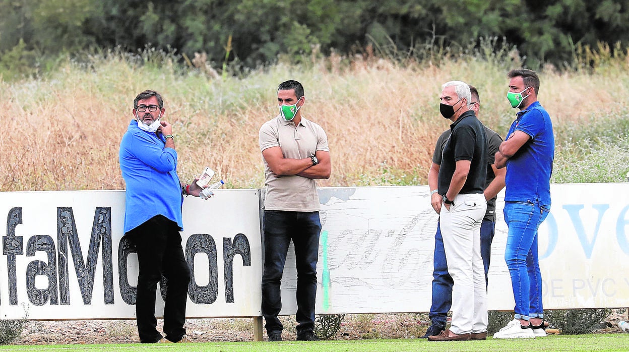 Javier González (consejero), «Juanito» (director deportivo) y Miguel Valenzuela (director general)