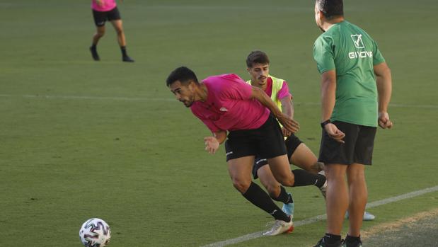 Iván Navarro se retira del entrenamiento del Córdoba CF sin Juan Sabas, Javi Flores y Bernardo Cruz