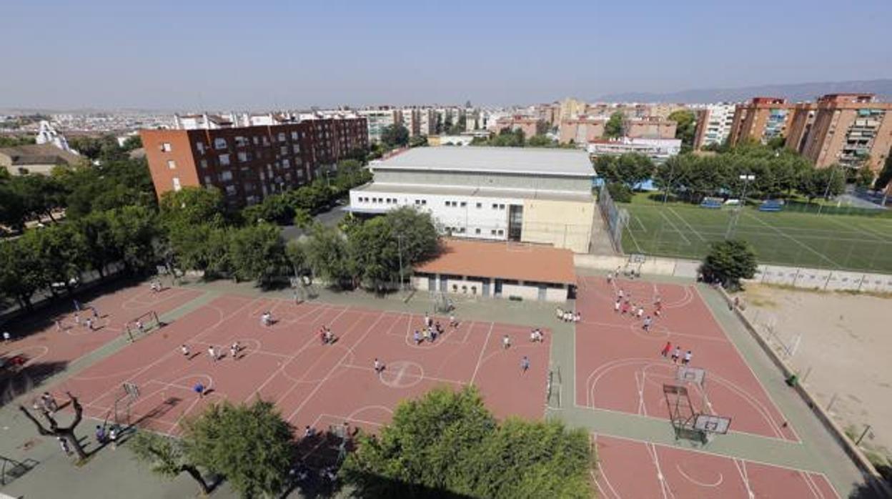 Vista aérea de las pistas de baloncesto, pabellón y campo de fútbol de Maristas en Córdoba