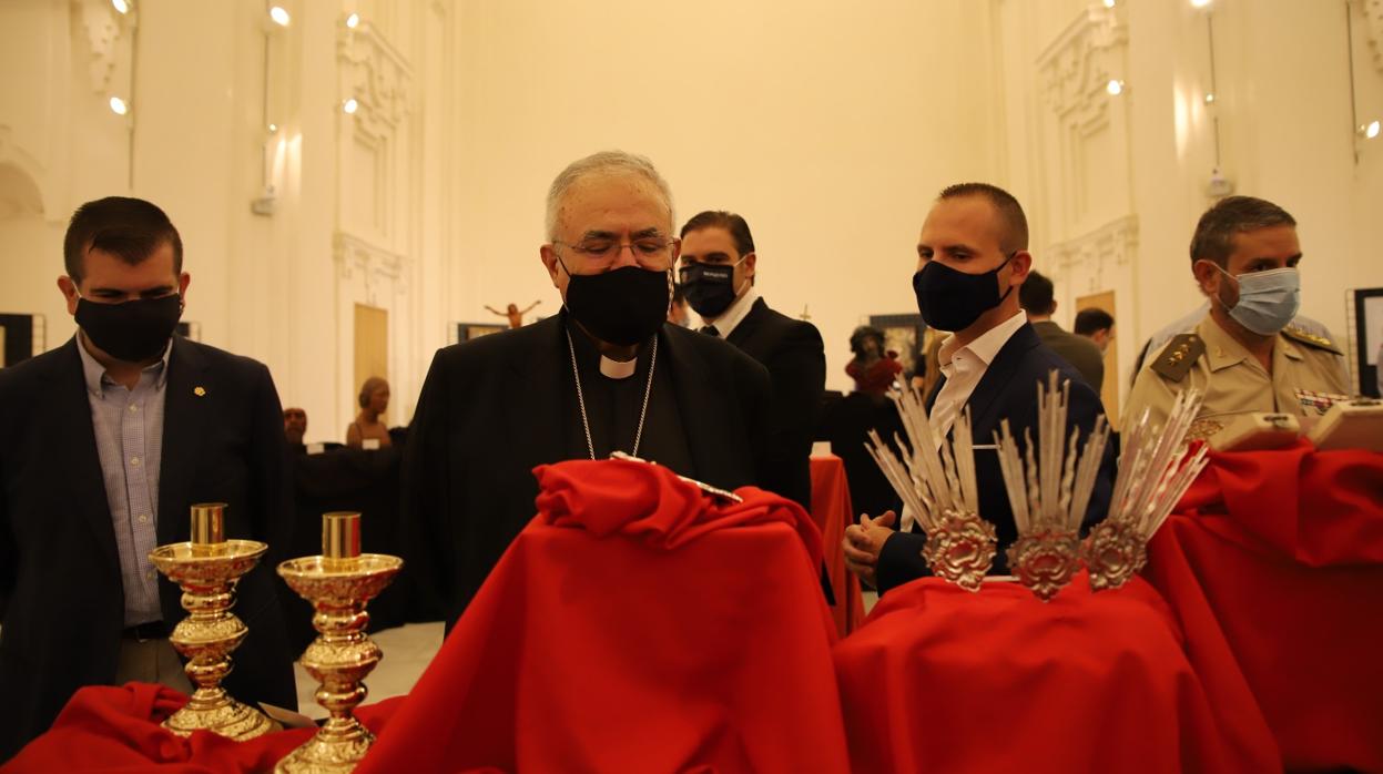 El obispo de Córdoba, Demetrio Fernández, en la exposición de la subasta