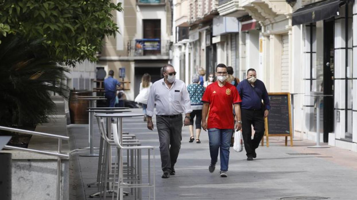 Vecinos en una de las calles del centro de Lucena