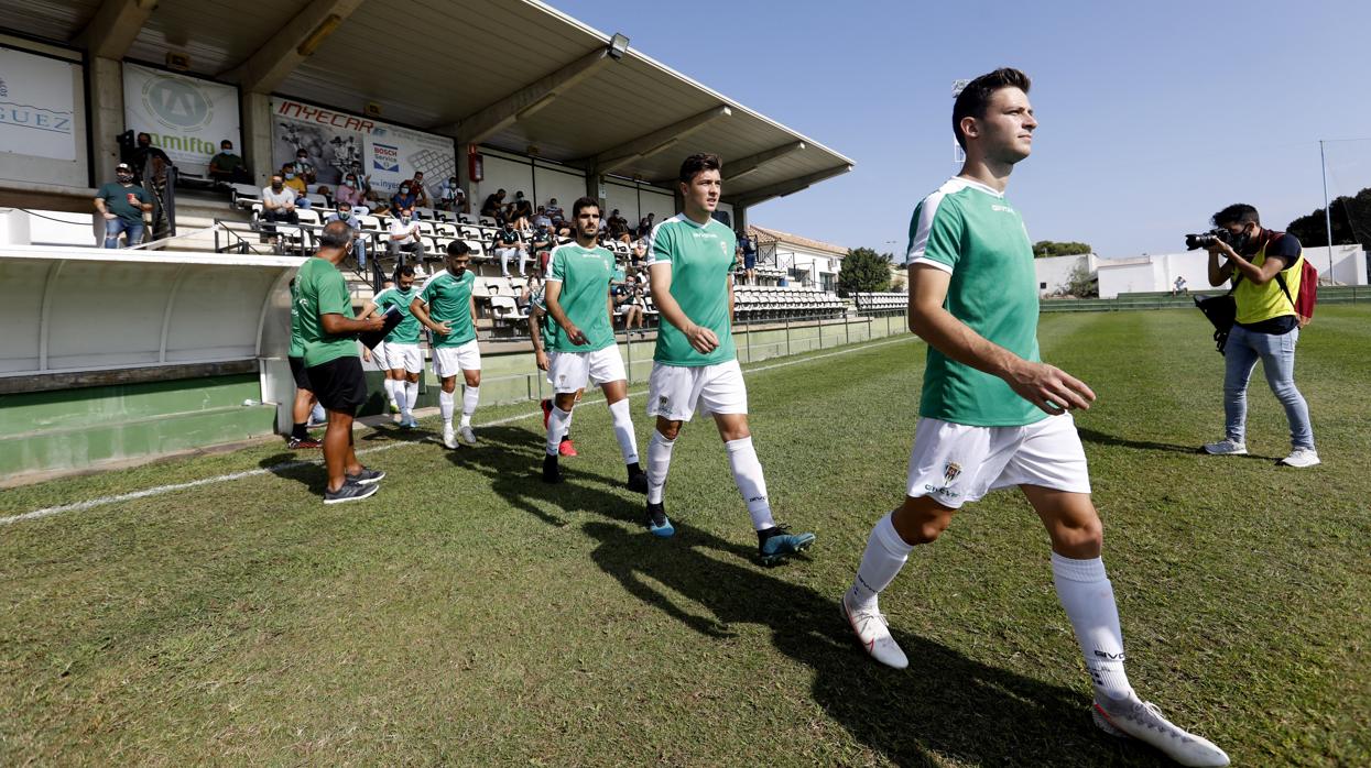 Los jugadores del Córdoba CF saltan al campo el domingo en Torremolinos