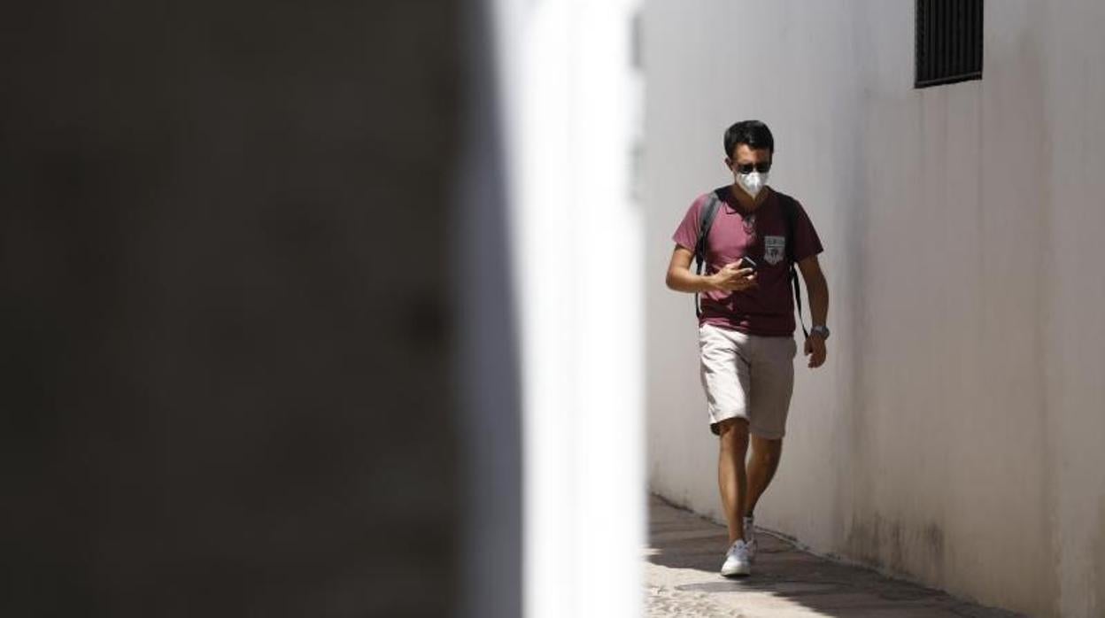 Un turista con mascarilla en el centro de Córdoba