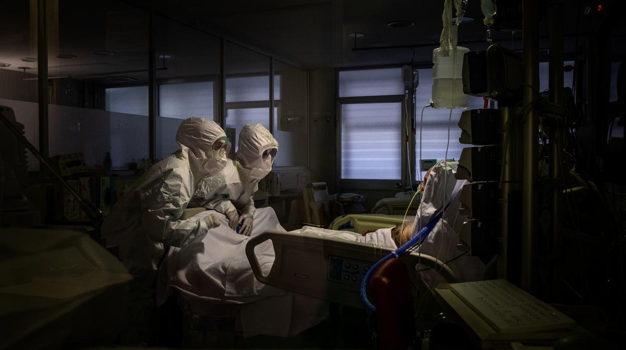 Un paciente recibe atención en un centro de cuidados intensivos