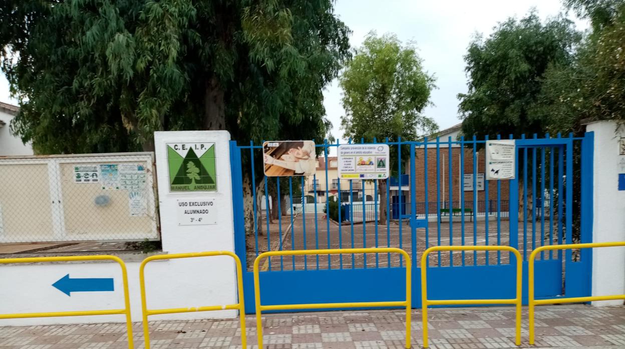 Imagen del colegio donde se cerraron aulas de Segundo de Primaria