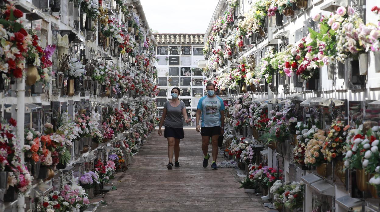 Dos personas pasean por el cementerio en Córdoba