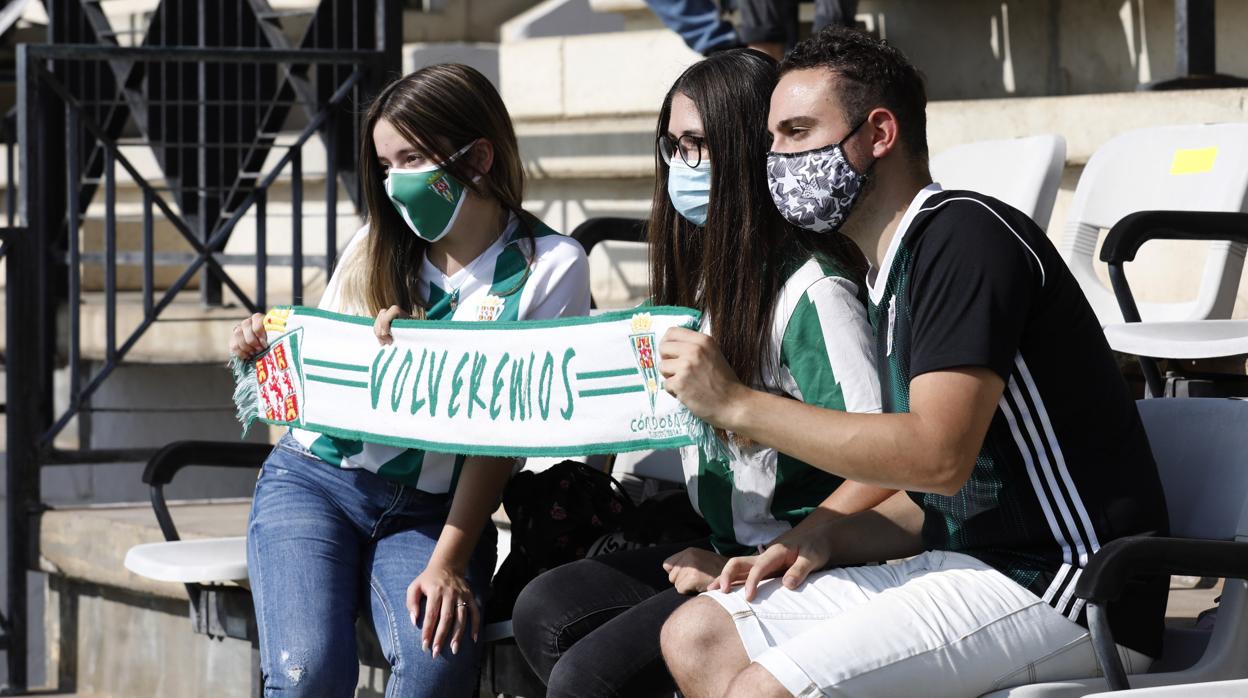 Varios aficionados del Córdoba CF en las gradas El Pozuelo, estadio del Torremolinos, el domingo