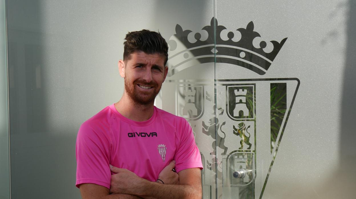 El capitán del Córdoba CF, Javi Flores, en la puerta de acceso al palco de El Arcángel