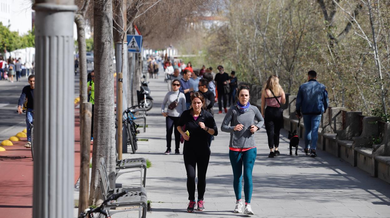 Dos jóvenes trotan por el Paseo de la Ribera en Córdoba