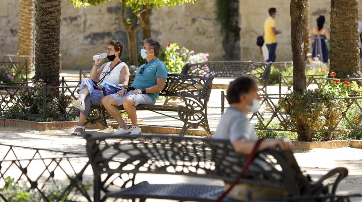 Dos personas se refrescan en septiembre en Córdoba