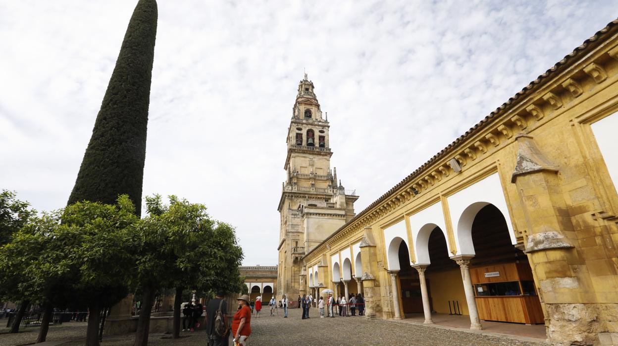 Patio de los Naranjos, semivacío